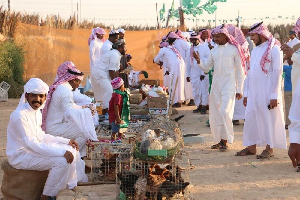 سوق الطيور في المهرجان الشعبي. (عكاظ)