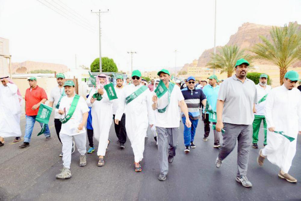 





الأمير فيصل بن بندر متطلعا على صورة تسلمها من السديري. (عكاظ)