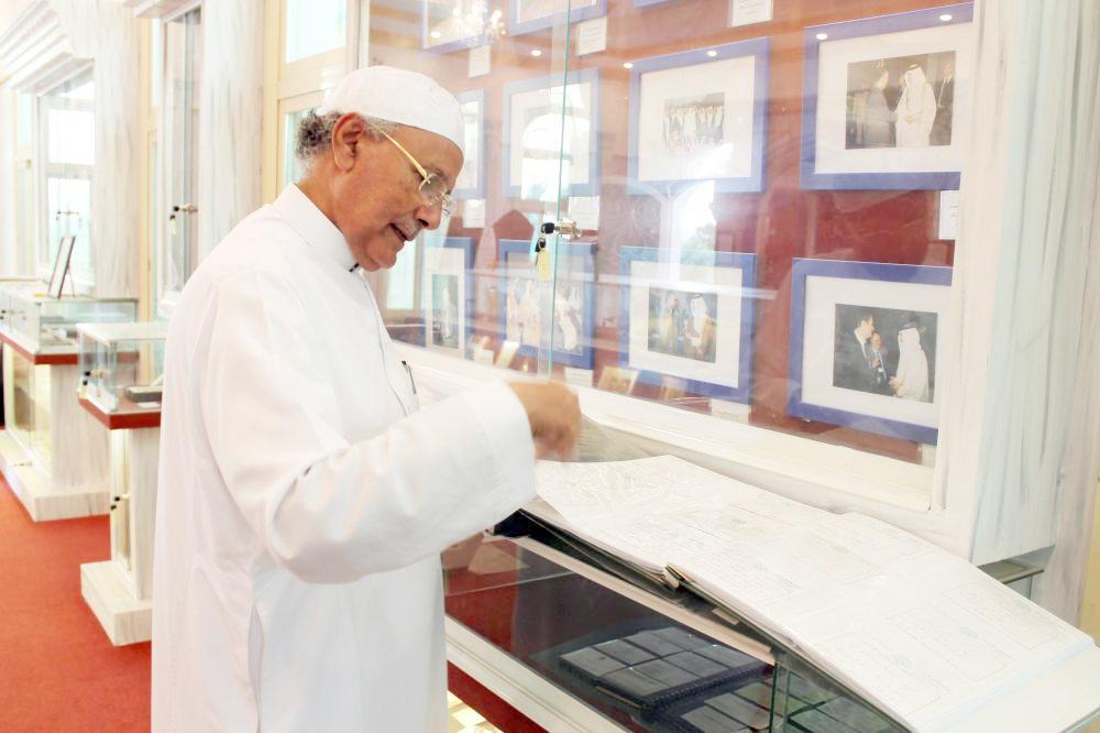 



محمد آل زلفة في متحفه «قصر النائب». (عكاظ)