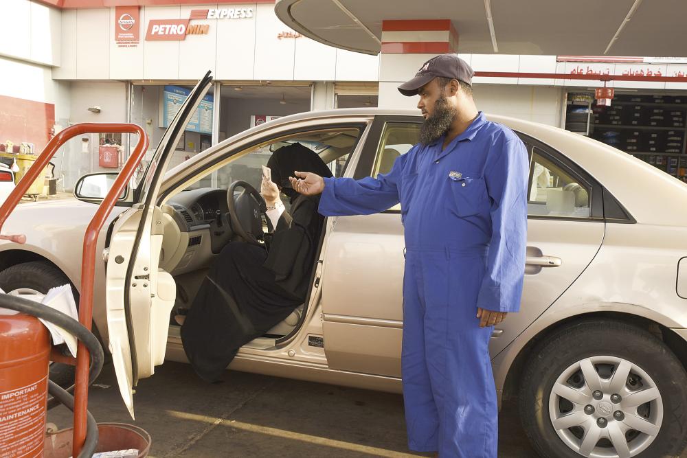 



محررة «عكاظ » الزميلة شذى الحسيكي في مهمة استقصائية لصيانة المركبات داخل محطة وقود في جدة. (تصوير: أمل السريحي)