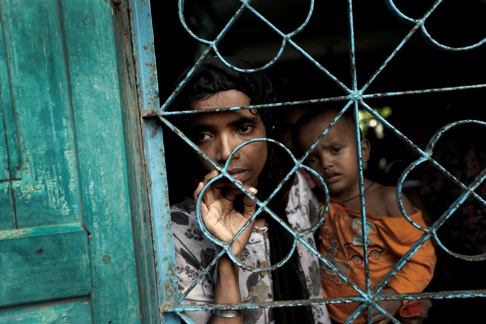 A newly arrived Rohingya refugee waits to be transferred to a camp in Cox's Bazar, Bangladesh, October 2, 2017. REUTERS/Cathal McNaughton     TPX IMAGES OF THE DAY