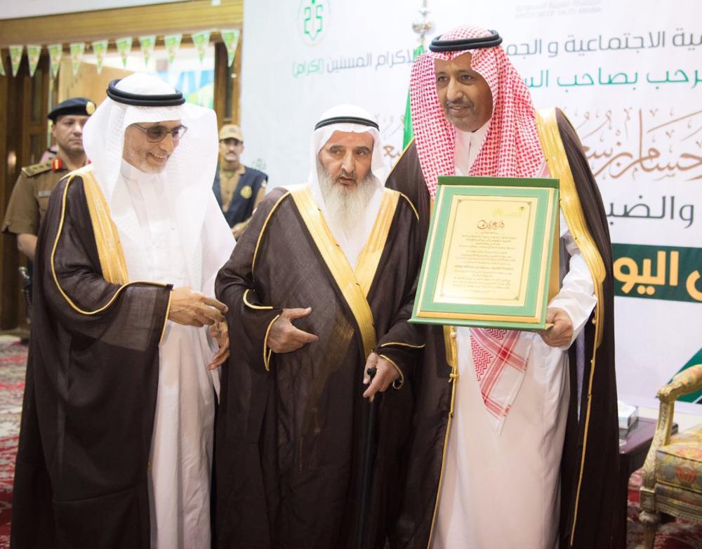 



أمير الباحة مكرّماً عميد التربويين محمد بن غنام.
