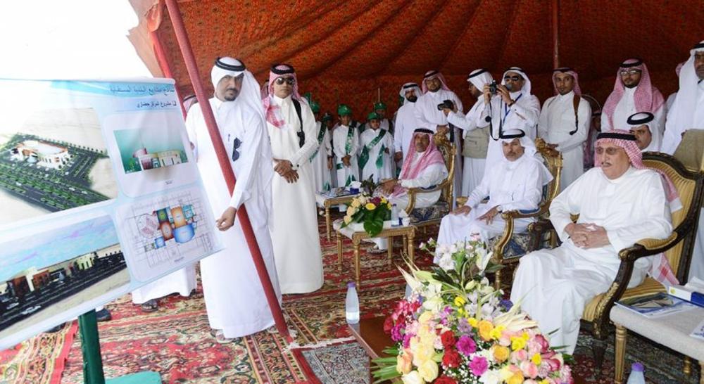 أمير منطقة جازان خلال تدشين أحد المشاريع التنموية. (تصوير: محمد القيسي)