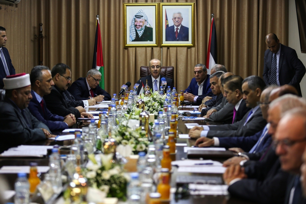 Palestinian Prime Minister Rami Hamdallah (C) chairs a cabinet meeting in Gaza City October 3, 2017. REUTERS/Mohammed Abed/Pool