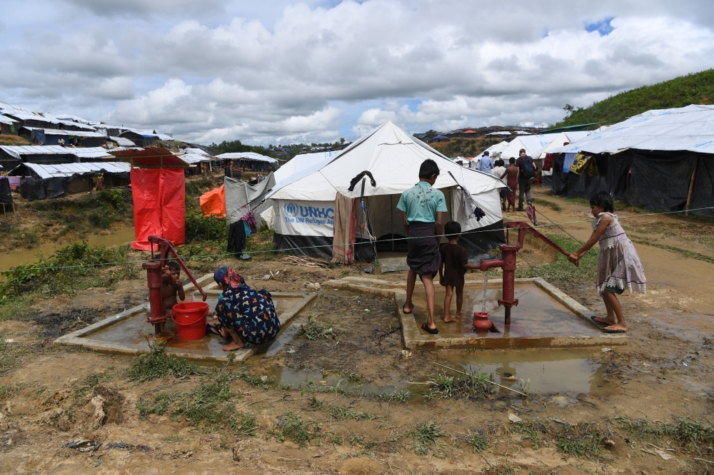 Rohingya refugees use handpumps to draw groundwater at the Kutupalong refugee camp in Ukhia district on October 7, 2017. Rohingya militants whose attacks triggered an army crackdown in Myanmar's Rakhine state unleashing a huge wave of refugees said October 7 their one-month ceasefire would end in two days, but added they were open to peace if the government reciprocated.
/ AFP / INDRANIL MUKHERJEE 