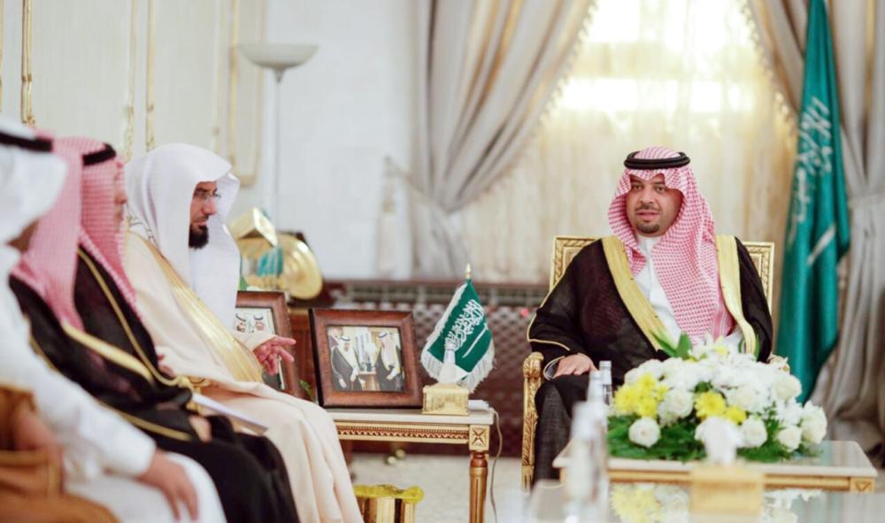 



الأمير فيصل بن خالد مستقبلا منسوبي الجمعية الأسرية.