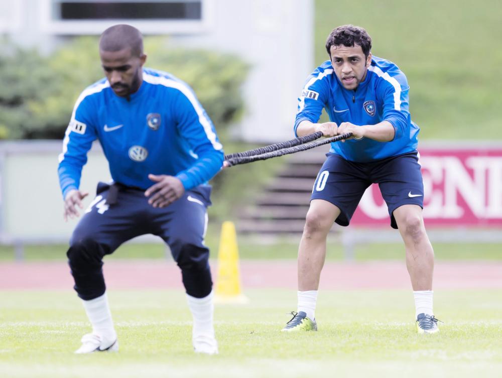 



العابد والشلهوب في تدريبات الهلال أمس.