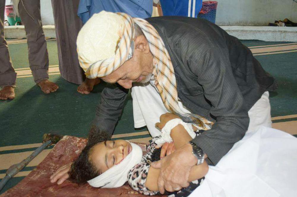 



رجل يمني يلقي النظرة الأخيرة على طفلته التي قتلتها الميليشيات الحوثية قنصاً، في تعز.   (عكاظ)