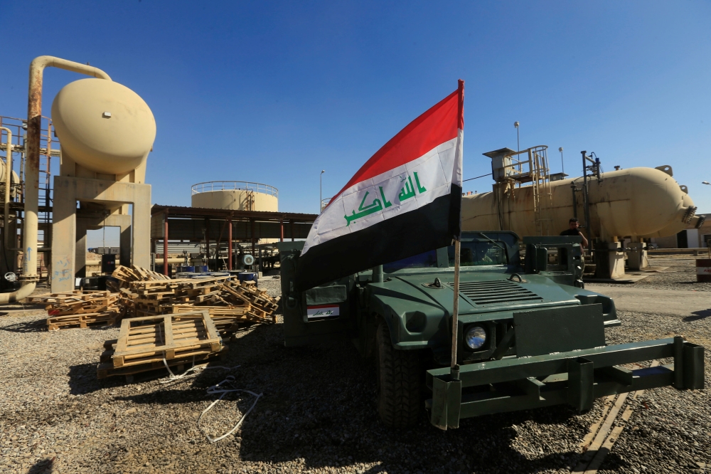 An Iraqi flag is seen on a military vehicle at an oil field in Dibis area on the outskirts of Kirkuk, Iraq October 17, 2017. REUTERS/Alaa Al-Marjani