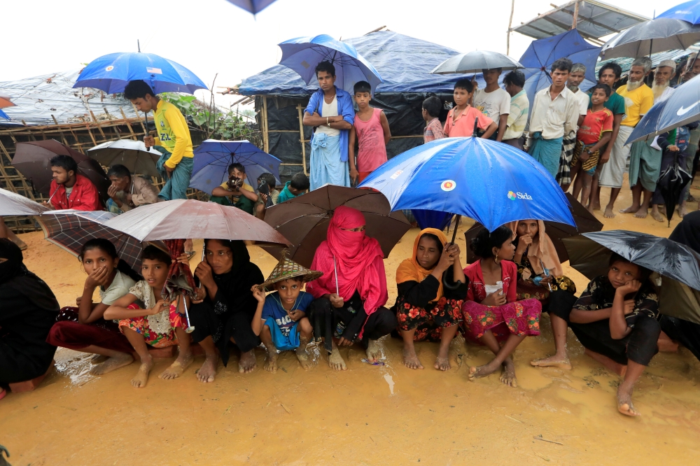 Rohingya refugees line up to receive humanitarian aid in Kutupalong refugees camp in Cox's Bazar, Bangladesh, October 20, 2017. REUTERS/ Zohra Bensemra