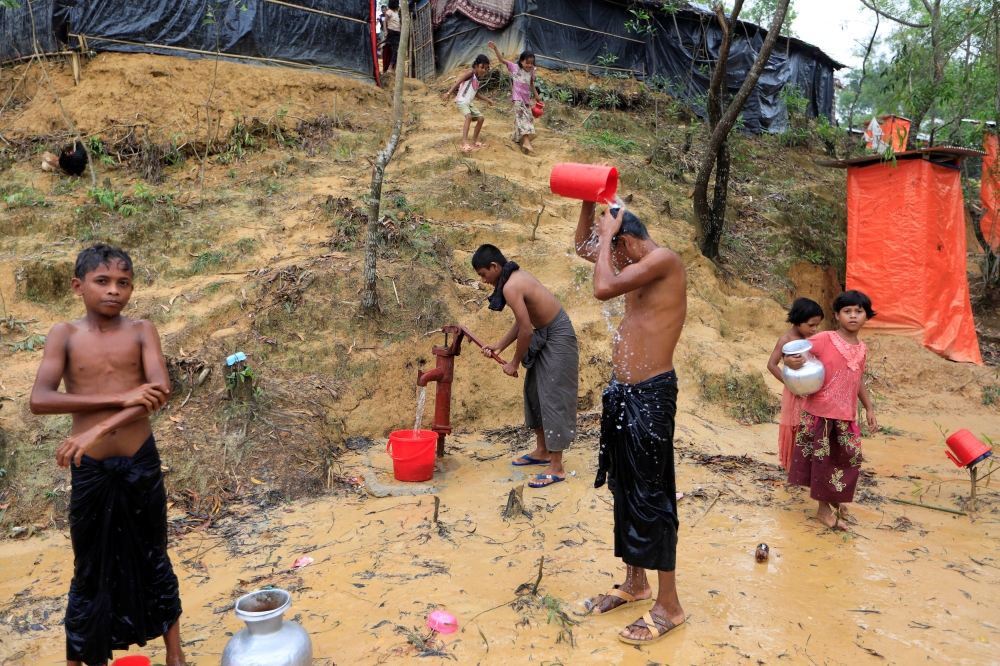 Rohingya refugees wash in Kutupalong refugees camp in Cox's Bazar, Bangladesh, October 20, 2017. REUTERS/ Zohra Bensemra