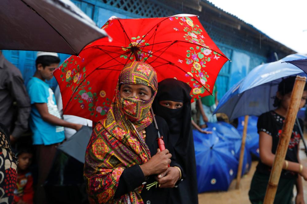 Rohingya refugees queue in the rain to receive food at Kotupalang refugee camp near Cox's Bazar, Bangladesh October 20, 2017. REUTERS/Jorge Silva