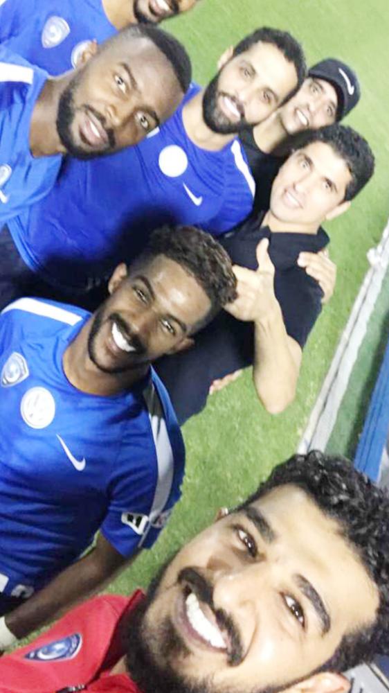 



اللاعب طارق التايب مع لاعبي الهلال في تدريب أمس. (عكاظ)