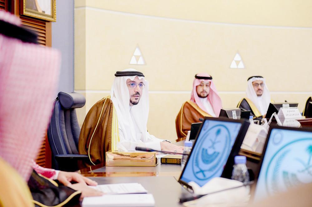 



الأمير فيصل بن مشعل مترئساً اجتماع لجنة أصدقاء البيئة امس. (عكاظ)