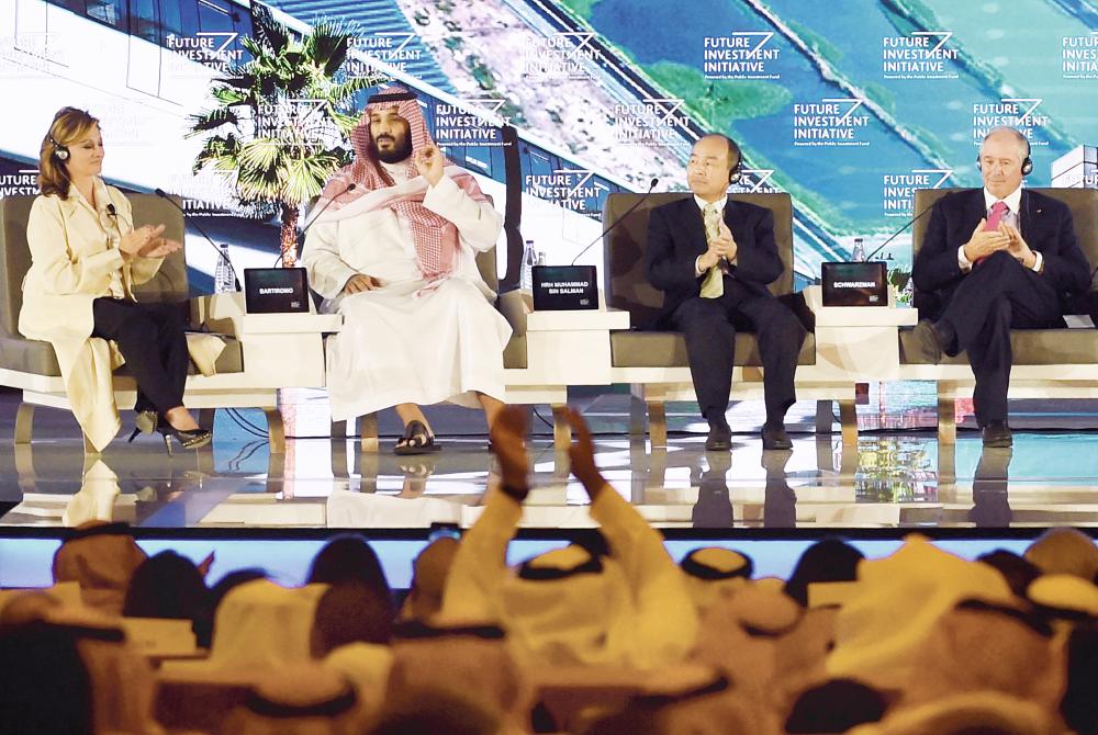 



الأمير محمد بن سلمان متحدثاً خلال جلسة نقاشية على هامش مبادرة مستقبل الاستثمار أمس. (وكالات)