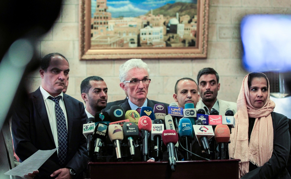 UN Under-Secretary-General for Humanitarian Affairs Mark Lowcock (C) speaks during a press conference at Sanaa' International Airport in the Yemeni capital on October 28, 2017.
 / AFP / MOHAMMED HUWAIS
