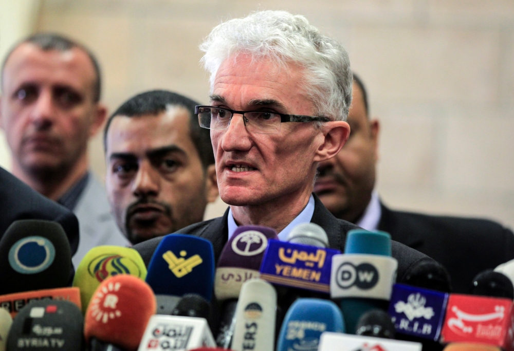 UN Under-Secretary-General for Humanitarian Affairs Mark Lowcock (C) speaks during a press conference at Sanaa' International Airport in the Yemeni capital on October 28, 2017.
 / AFP / MOHAMMED HUWAIS
