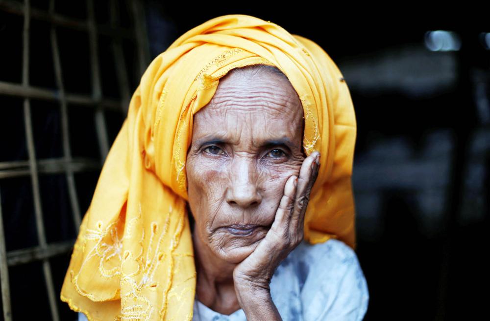 



روهينغية تجلس في مخيم للاجئين في بنغلاديش أمس. (رويترز)
