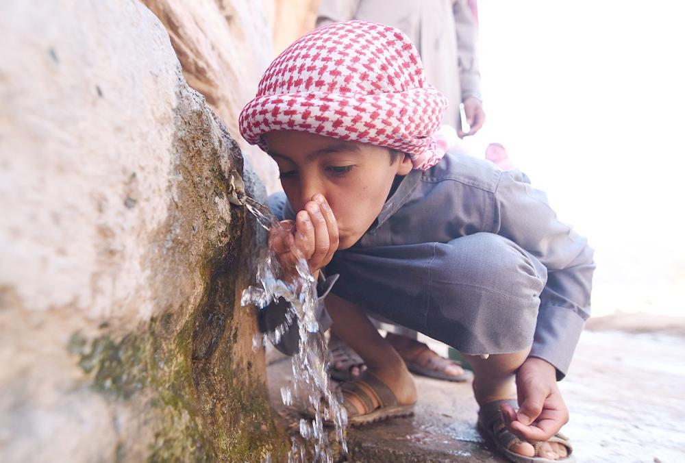 



طفل يشرب من عين الديسة مياها عذبة تتدفق من الجبال التي ستدخل ضمن موقع «نيوم» الطموح. (تصوير: مقبل العمراني)