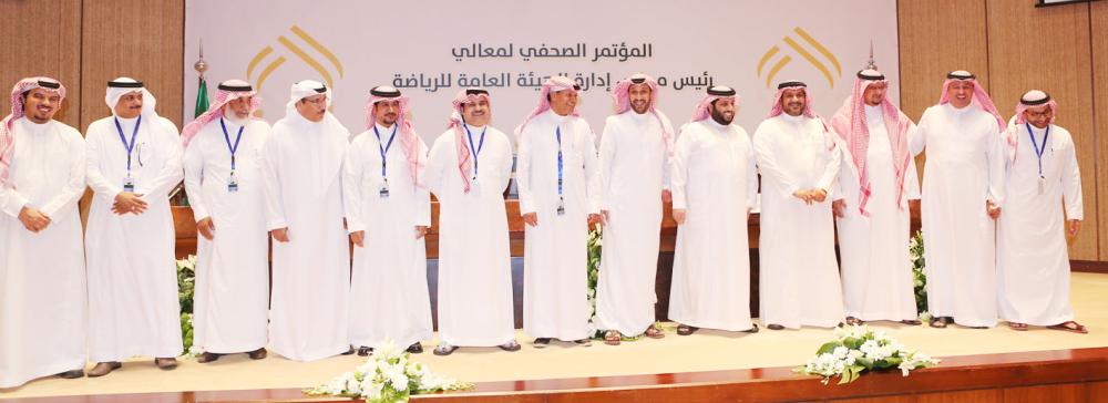 





رئيس هيئة الرياضة تركي آل الشيخ ورؤساء الأندية بعد المؤتمر الصحفي الذي عقده في الرياض أمس. (عكاظ) 