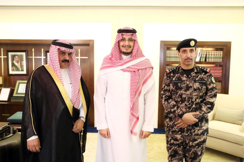 



الأمير أحمد بن فهد يتوسط الحربي والغامدي. (عكاظ)