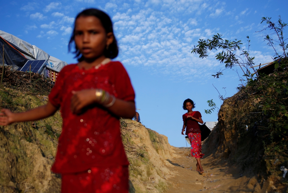 Rohingya refugee girls walk down a hill at Balukhali refugee camp near Cox's Bazar, Bangladesh November 4, 2017. REUTERS/Adnan Abidi