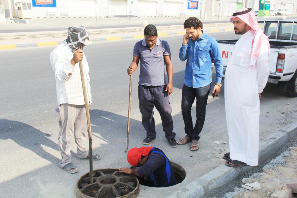 بلدية النعيرية خلال إنهاء أعمال تنظيف مجاري تصريف مياه الأمطار. (عكاظ)