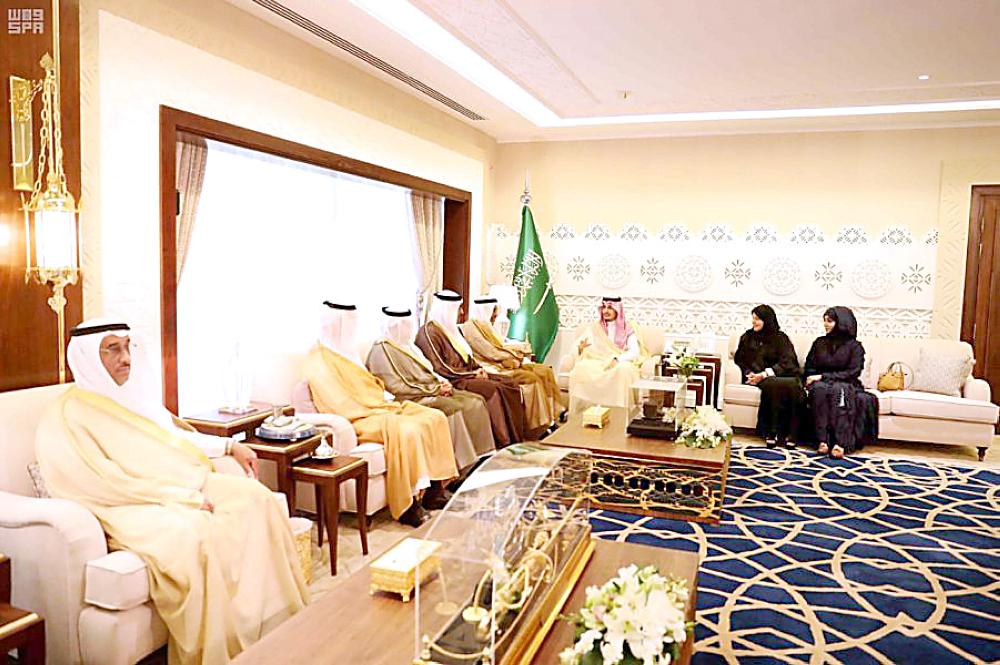 



الأمير أحمد بن فهد بن سلمان مستقبلا مجلس إدارة غرفة الأحساء الجديد. (واس)