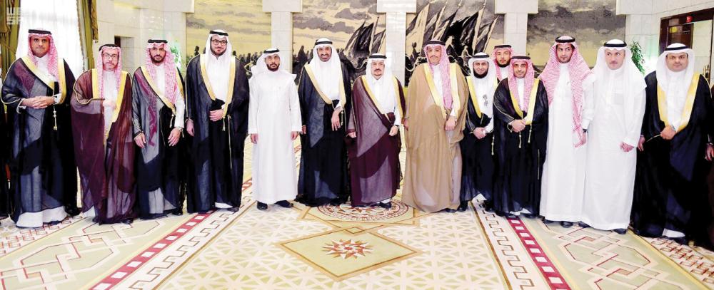 



الأمير فيصل بن بندر مستقبلا أعضاء لجنة الموارد البشرية وسوق العمل في الغرفة التجارية بالرياض. (عكاظ)
