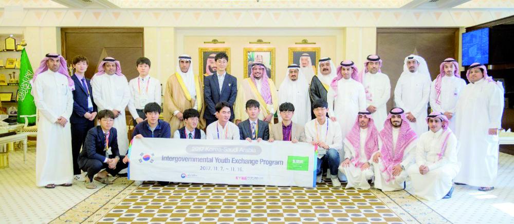 



الأمير فيصل بن مشعل مع الوفد الشبابي الكوري. (واس)