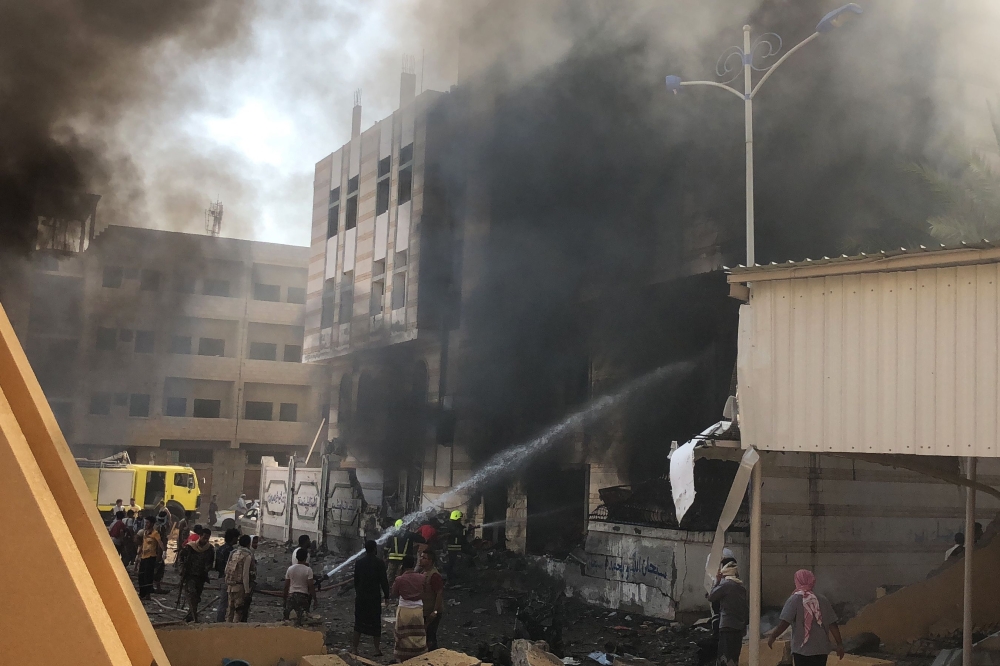 Yemeni firefighters douse flames following an explosion near a security post in the southern port city of Aden on November 14, 2017.  / AFP / NABIL HASSAN
