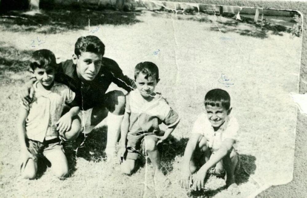 محمد العلي الثاني من اليسار مع إخوانه علي وزياد وحمود