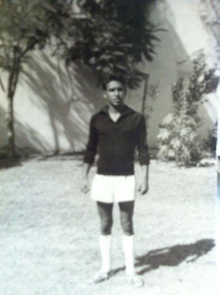 



صورة قديمة للعلي عندما كان يلعب مهاجماً في نادي أهلي الرياض.