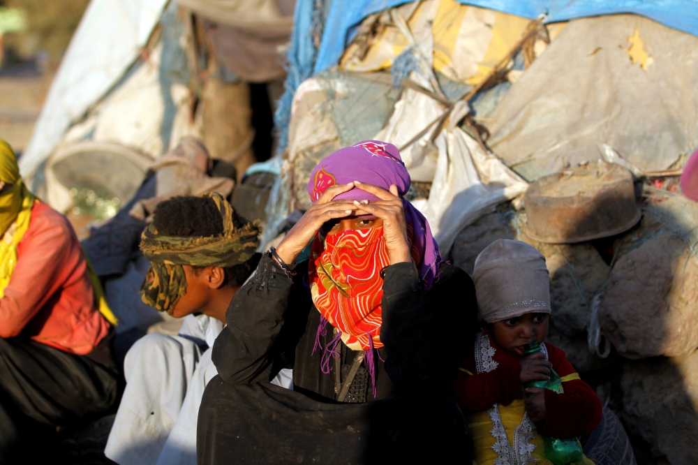 عائلة يمنية شردتها الميليشيات الانقلابية من منزلها في صنعاء تجلس أمام مخيمهاتها مؤخراً.(رويترز)