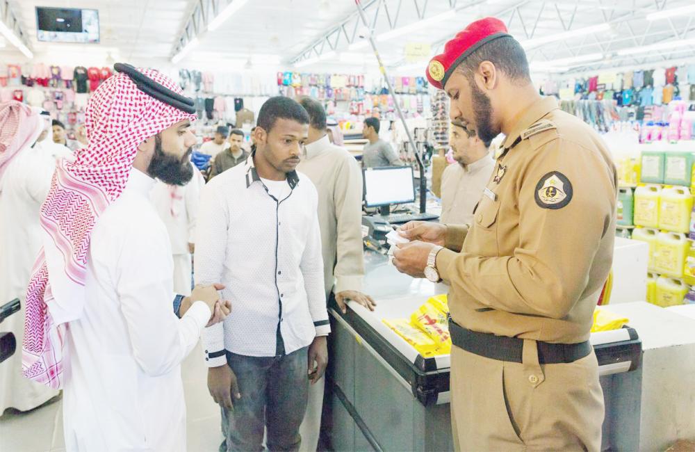 



فريق الحملة الوطنية لتعقب المخالفين في الباحة. 0عكاظ)