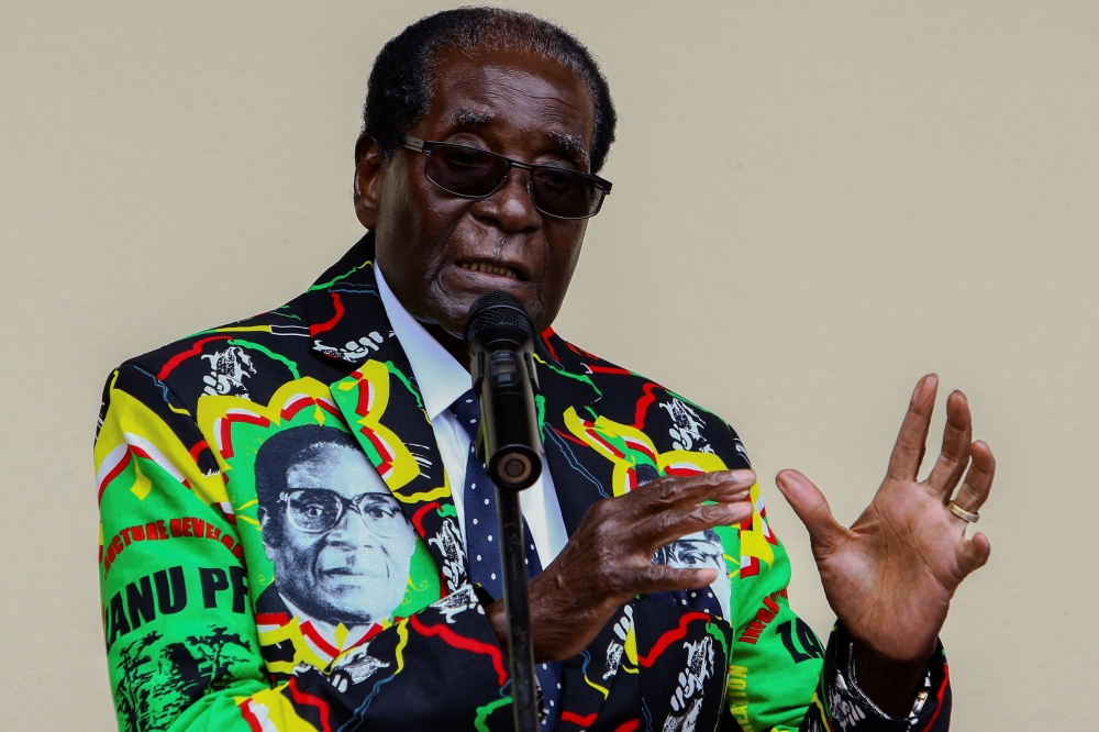 (FILES) This file photo taken on December 17, 2016 shows Zimbabwe President Robert Mugabe speaking at the party's annual conference on December in Masvingo. Mugabe was removed as the ZANU-PF party leader, according to party delegate on November 19, 2017. / AFP / Jekesai NJIKIZANA
