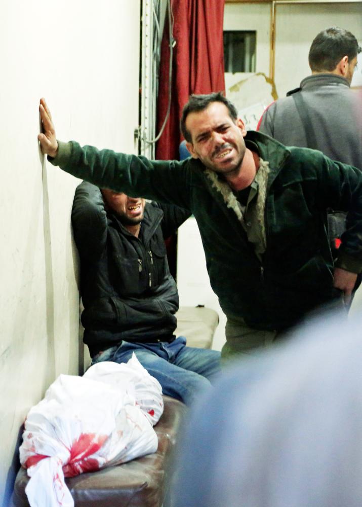 



سوري يبكي بحرقة إلى جوار جثة أحد أفراد أسرته إثر مقتله في قصف للنظام السوري على بلدة كفر باتنة في ضواحي دمشق أمس. (أ ف ب)