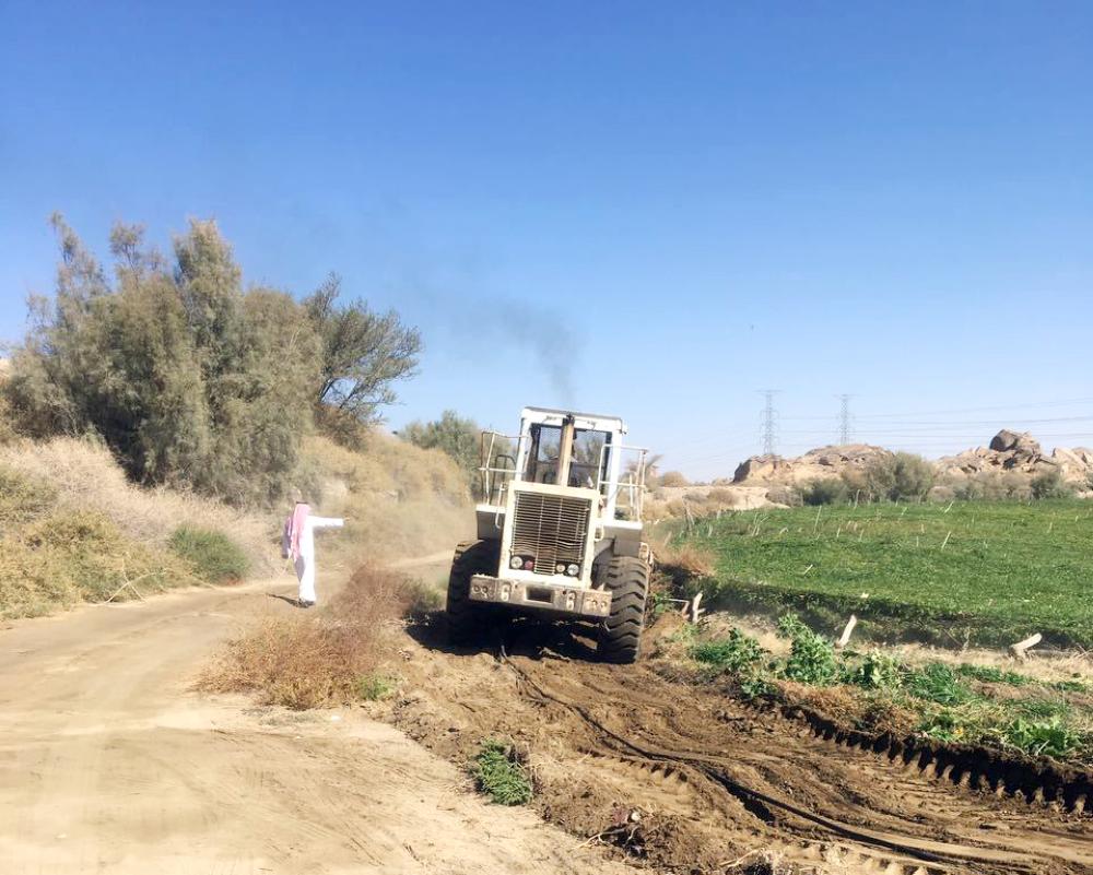 



آلية البلدية تجرف مزرعة ملوثة بمياه الصرف. (عكاظ)