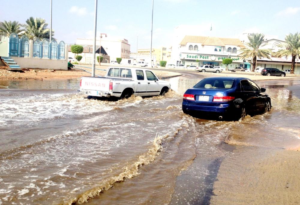 



سوء التصريف في شارع سلطانة بالمدينة بعد هطول الأمطار.   (تصوير: حسام كريدي) ‫‬ ‫‬