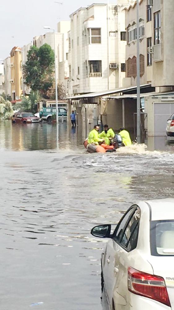 



رجال الدفاع المدني يجوبون الشوارع بالقوارب لإنقاذ العالقين. (عكاظ)