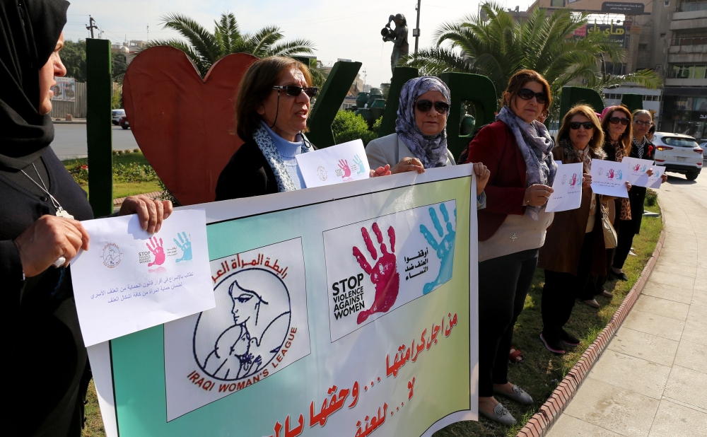 Iraqi women demonstrate at a vigil condemning violence against women in the capital Baghdad’s central Kahramana square on November 25, 2017.  / AFP / SABAH ARAR
