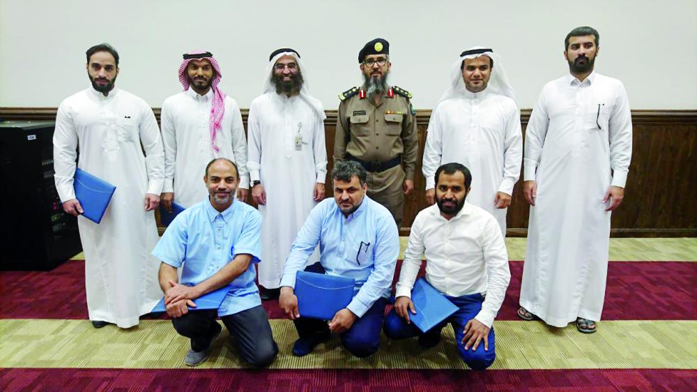 



المشاركون في الدورة مع مدير شعبة السلامة المقدم حمد القحطاني. (عكاظ)