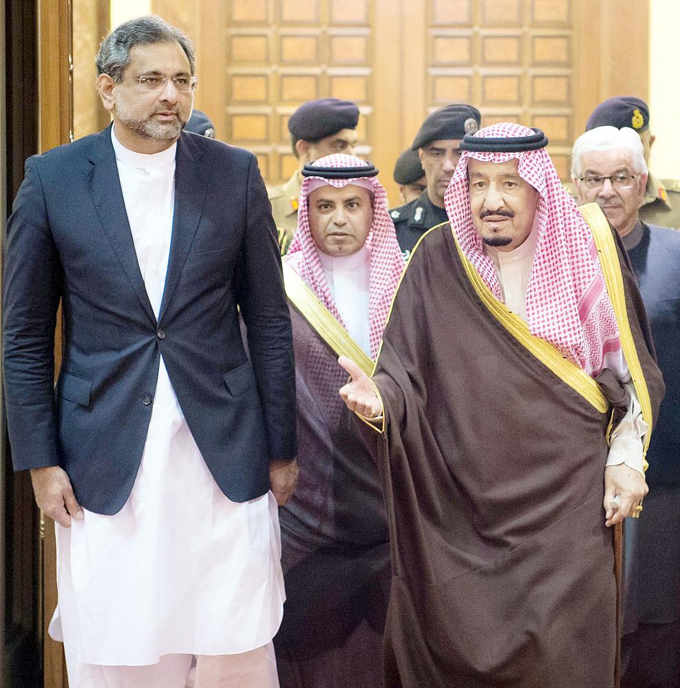 



الملك سلمان مرحبا برئيس وزراء باكستان أمس في الرياض.