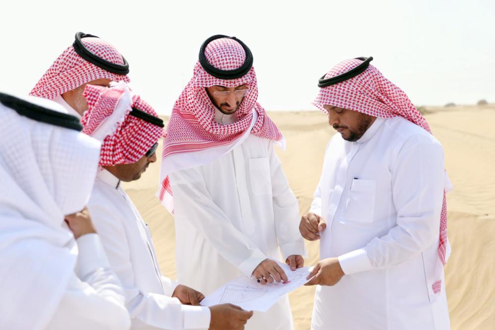 



الأمير عبدالله بن بندر يطلع على أحد المشاريع. (عكاظ)