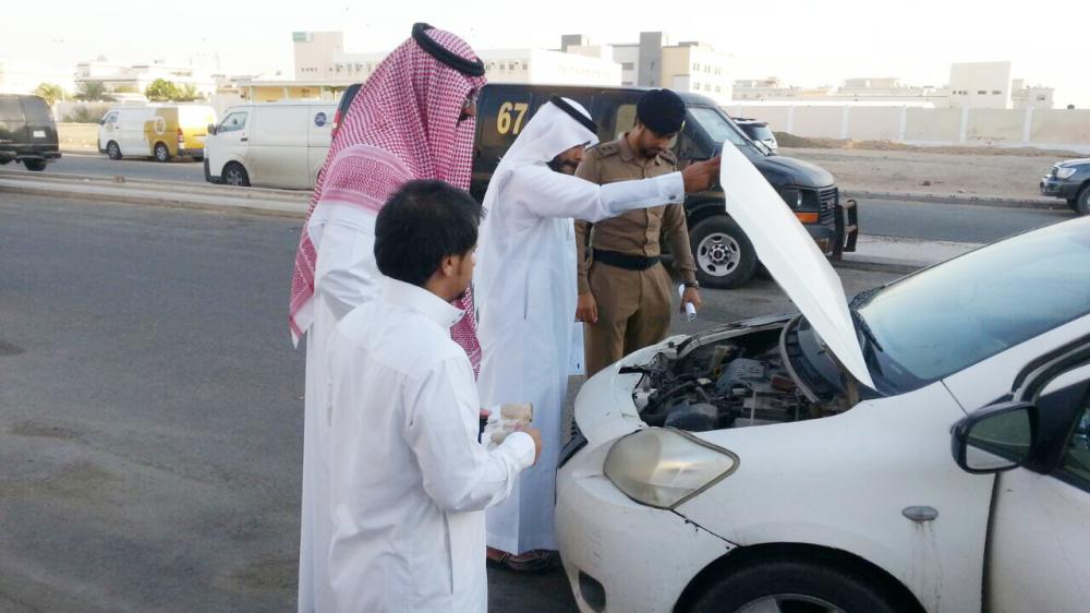 



جانب من الكشف على إحدى المركبات المتضررة من الأمطار في جدة. (عكاظ)