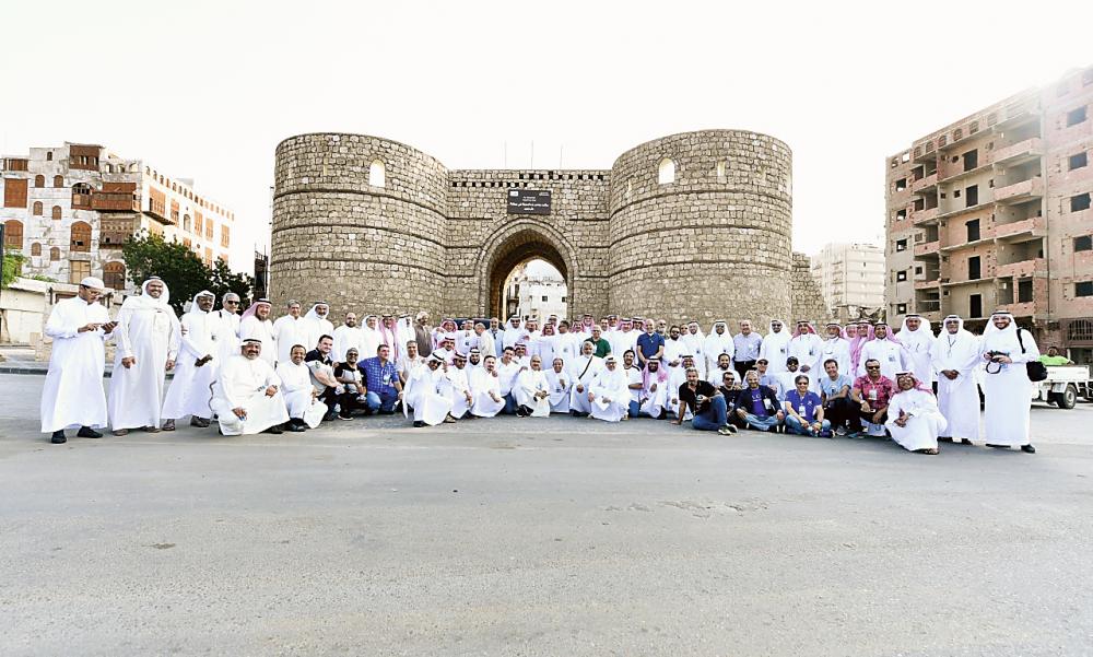 



أعضاء الملتقى في منطقة جدة التاريخية. (عكاظ)