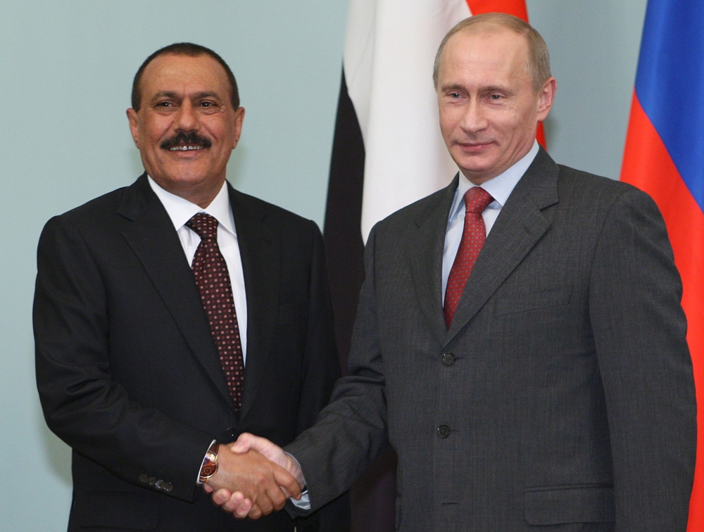 (FILES) This file photo taken on February 24, 2009 shows former Russian prime minister Vladimir Putin (R) and Yemeni ex-president Ali Abdullah Saleh (R) posing for photographers during their meeting in Moscow. Yemen's rebel-controlled interior ministry announced on December 4, 2017 the 