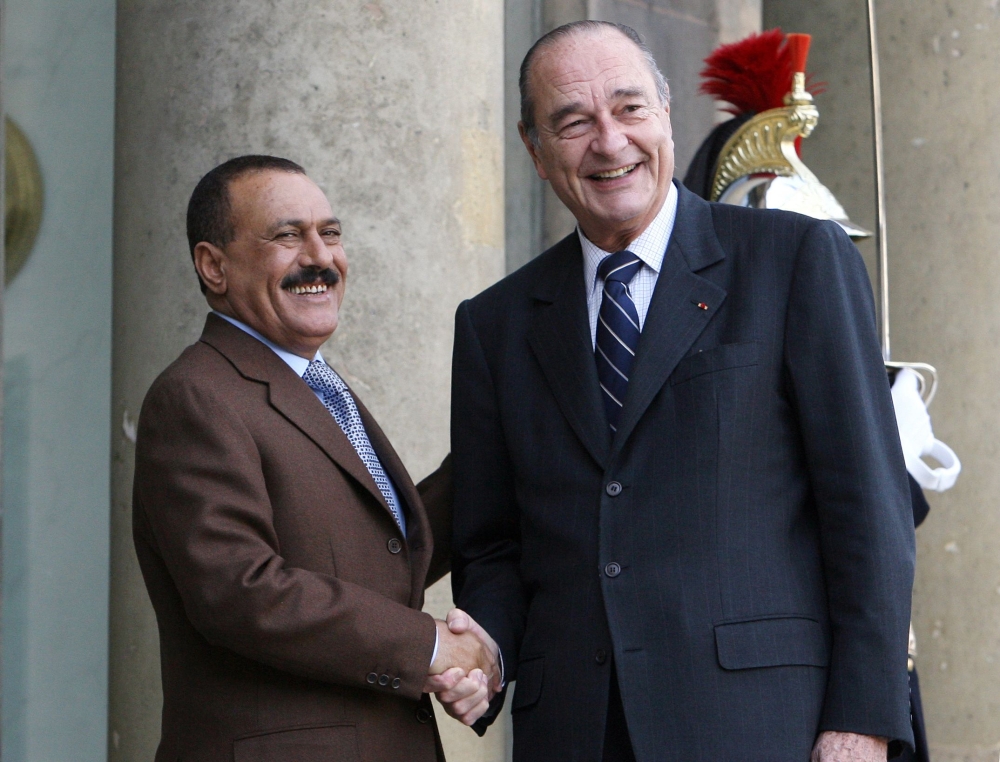 (FILES) This file photo taken on November 18, 2006 shows former French president Jacques Chirac (R) shaking hand with Yemeni ex-president Ali Abdullah Saleh at the Elysee Palace in Paris, prior to a meeting. Yemen's rebel-controlled interior ministry announced on December 4, 2017 the 