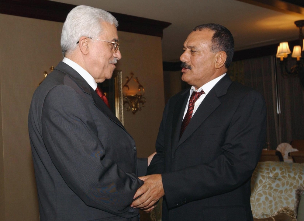 (FILES) This file photo taken on June 15, 2005 shows Palestinian Authority President Mahmud Abbas (L) shaking hands with Yemeni ex-president Ali Abdullah Saleh at the opening of The Second Summit of the South, an alliance of 132 developing countries, in Doha. Yemen's rebel-controlled interior ministry announced on December 4, 2017 the 