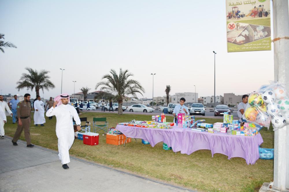 



موظفو البلدية والجهات الأمنية متوجهون لأحد الباعة الجائلين. (عكاظ)